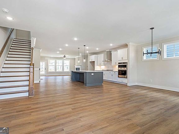 5th image of 152 Palm St