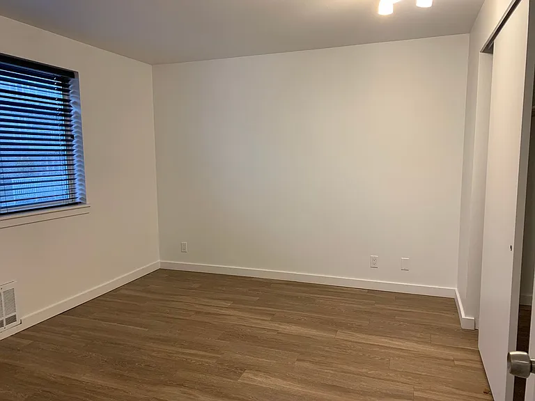 1233 Taylor Ave N — Photo 12