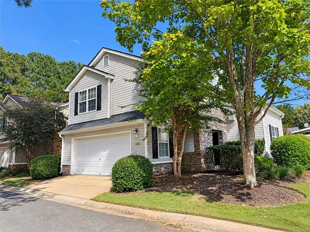 3 bed, 2.5 bath, 1271 sqft, $2,100 — Photo 2