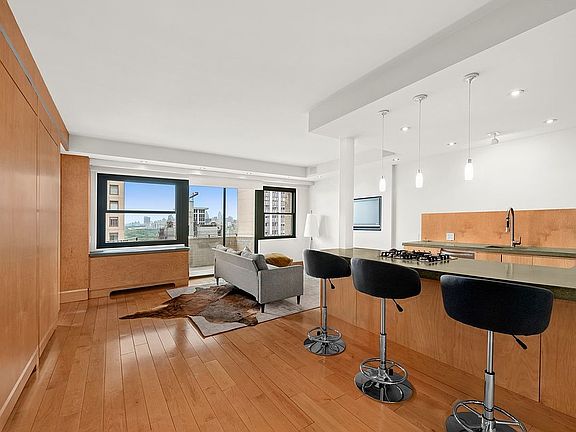 3rd image of 58 W 58th St APT 23A