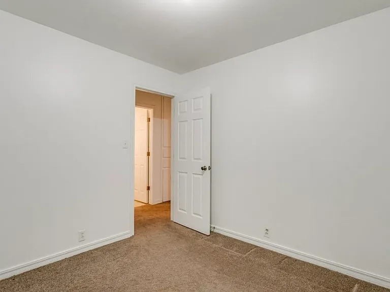 400 Draper Dr — Photo 17