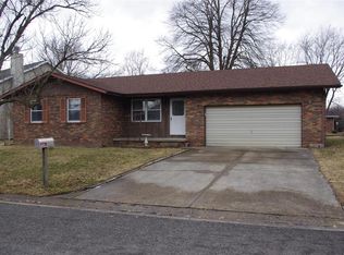 100 Sun Ct, Highland, IL 62249