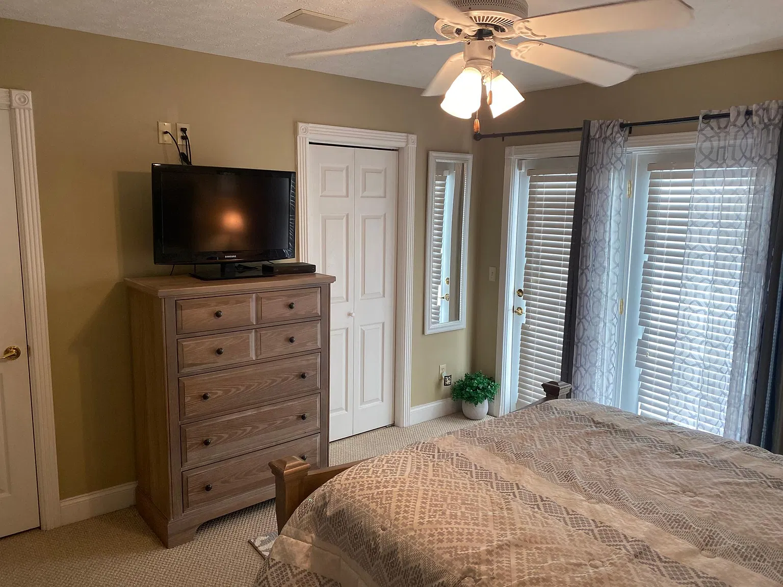 3 bed, $1,900 — Photo 3