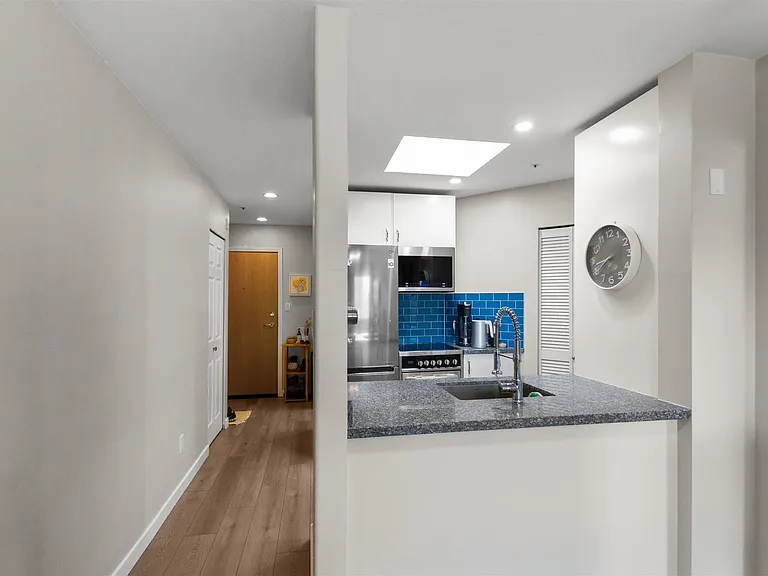 488 Kingsway #Penthouse 414 — Photo 9