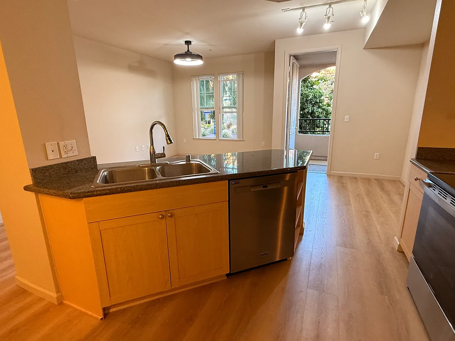 1 bed, 914 sqft, $2,795 — Photo 3