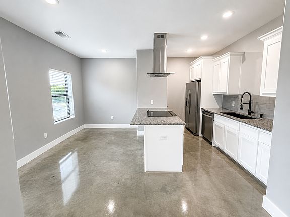 4th image of 1213 Oak Dr