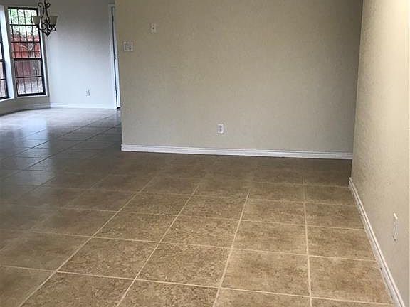 2nd image of 2524 Camellia Ave