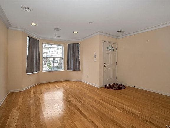 3rd image of 27 Harbor Pointe Dr