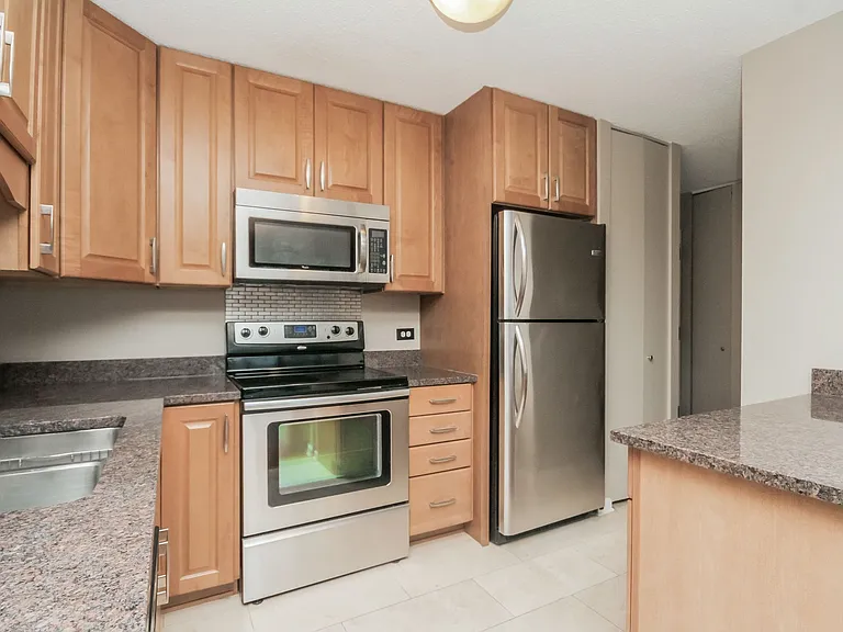 10 E Ontario Condos — Photo 4