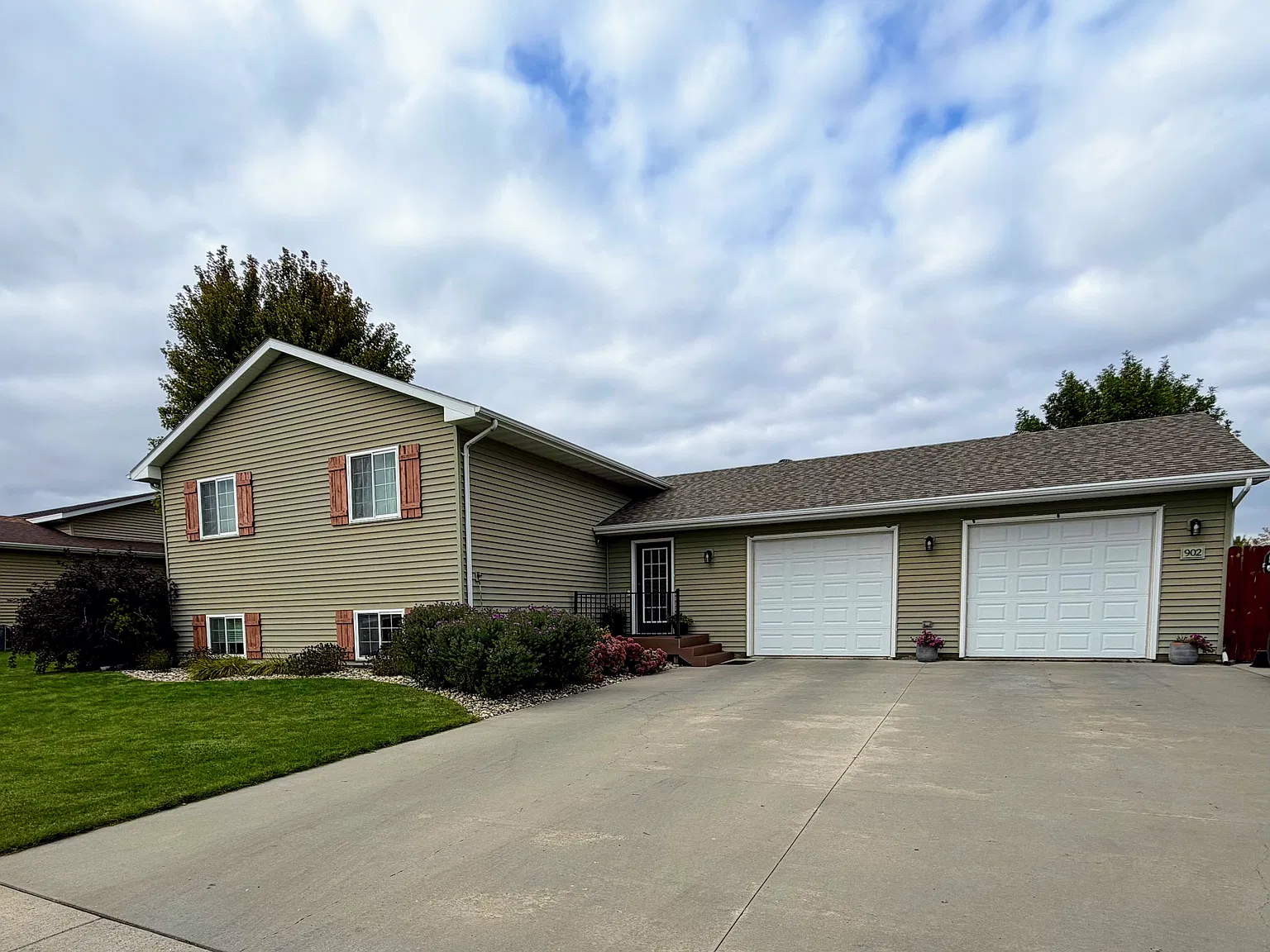4 bed, 2.5 bath, 2380 sqft, $2,800 — Photo 1