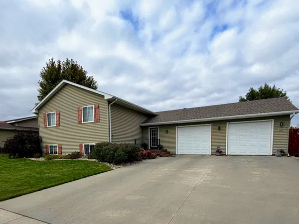 902 Ash Ln, Aberdeen, SD 57401