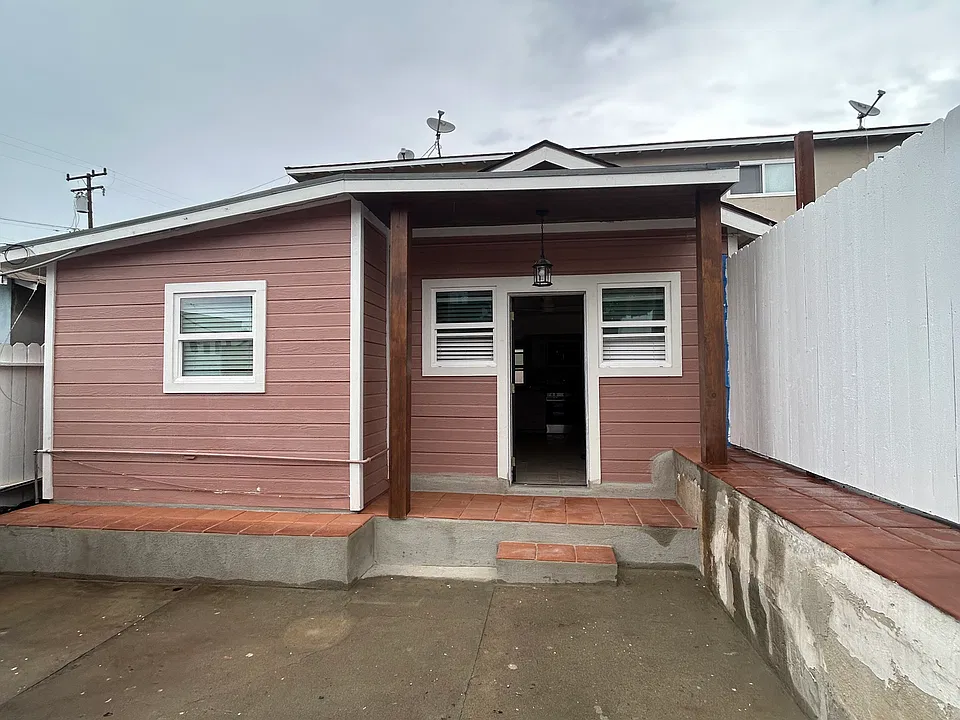 427 1/2 E Franklin Ave