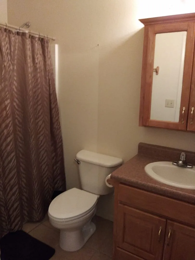 Modern town home with AC. 3/2. Covered, off-street parking, easy care yard. Ample kitchen. Lamina... — Photo 4