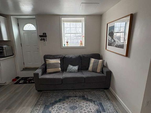 5th image of 65 Waldemar Ave #1
