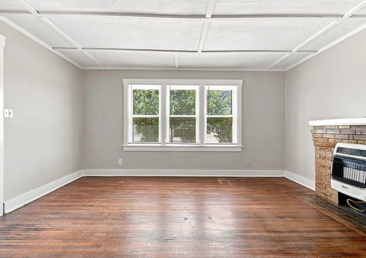 E 5th Pl Duplex — Photo 4