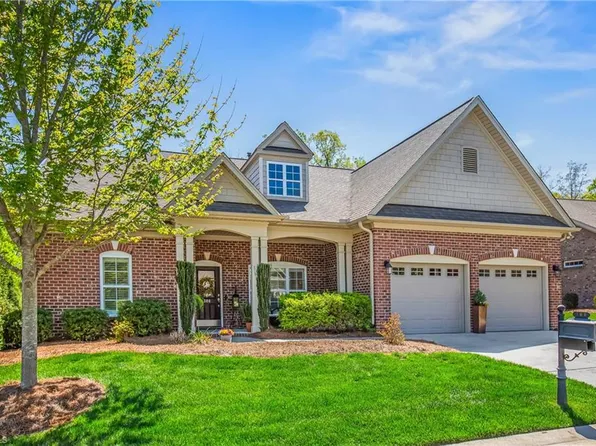 300 Saint James Dr, Winston Salem, NC 27107