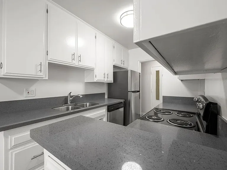 8011 W Romaine St — Photo 12