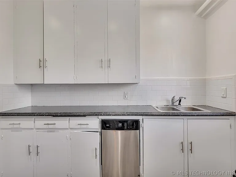 1522 E 17th St — Photo 11