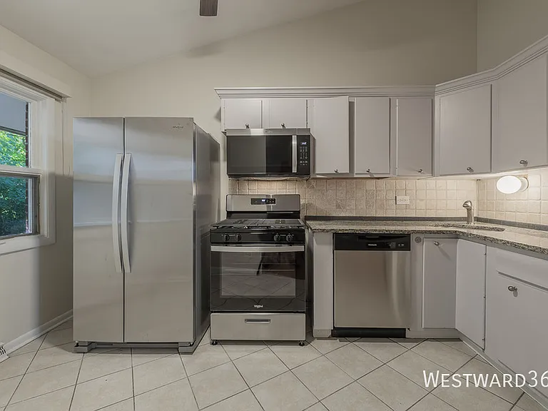 325 E Lake St — Photo 3