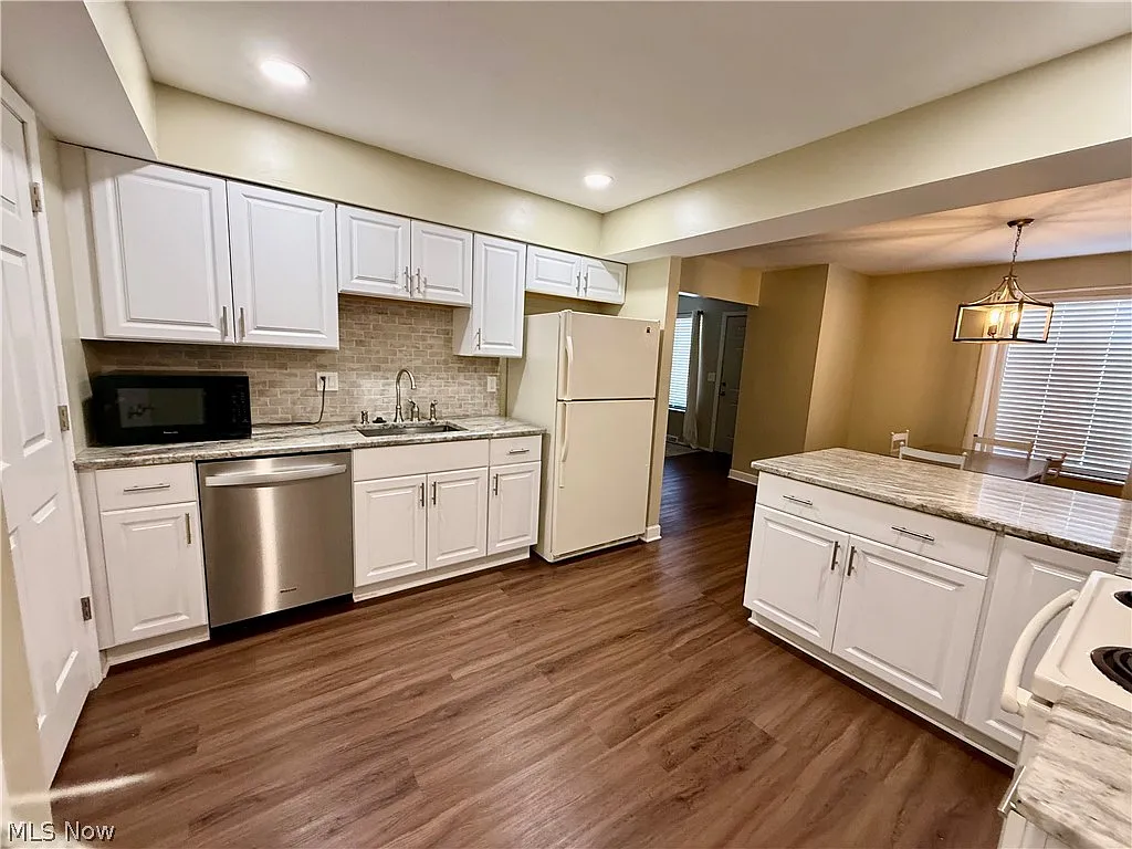 3 bed, 2.5 bath, 2088 sqft, $2,000 — Photo 4