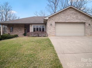 105 Fairway Knoll Dr, Hendersonville, NC 28739