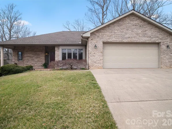 105 Fairway Knoll Dr, Hendersonville, NC 28739