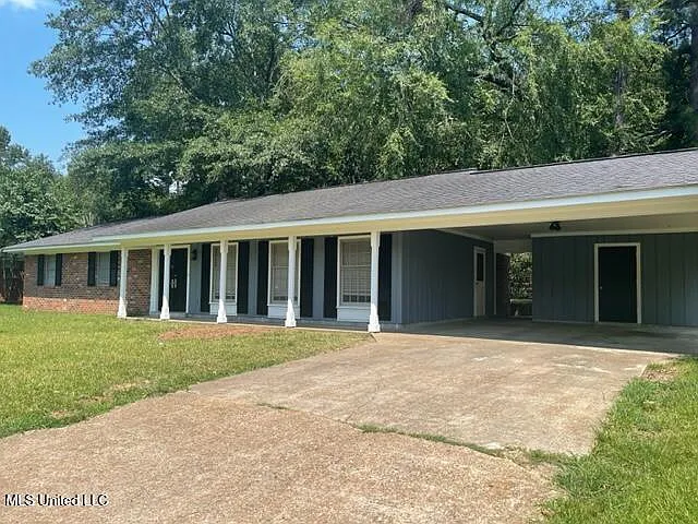 702 Persimmon Dr — Photo 2