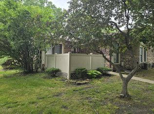37595 Barkridge Cir, Westland, MI 48185