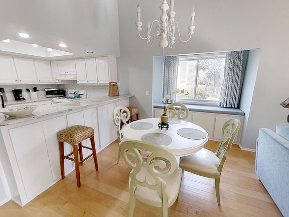 3rd image of 251 Club House Blvd