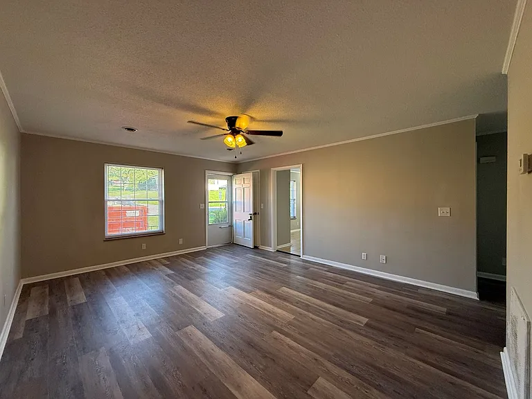 104 Skyview Dr — Photo 4