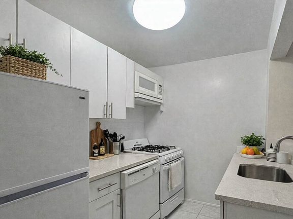 2nd image of 1570 1st Ave APT 5E