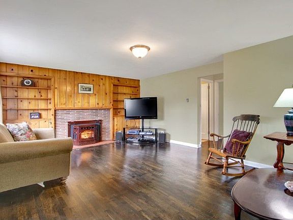 Thermostatically controlled and efficient with out any mess. The pellet stove warms the space nicely