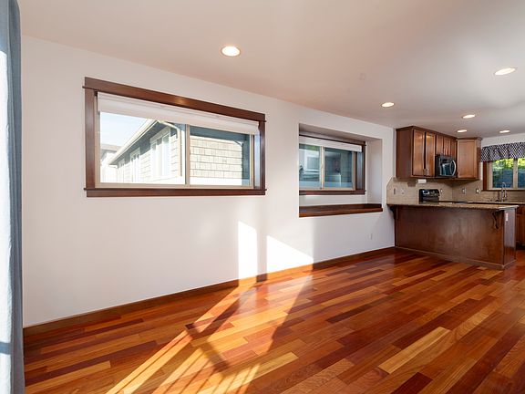 5th image of 9423 35th Ave SW #A