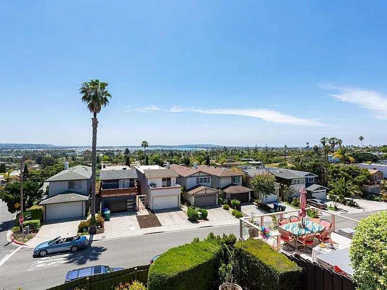 2473 Geranium St — Photo 38