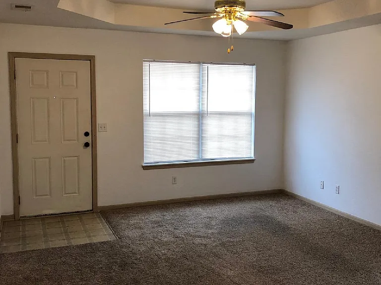 919 SW Sandy Ln — Photo 2