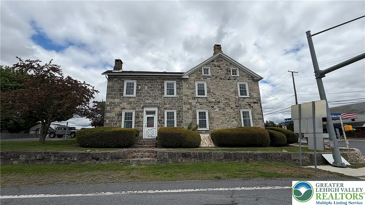 2 bed, 1.5 bath, 2492 sqft, $2,500 — Photo 2