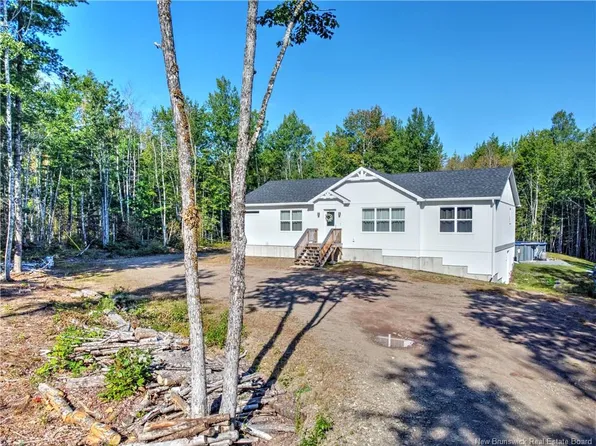 124 Diamond Square Rd, Fredericton Junction, NB E5L 1V3