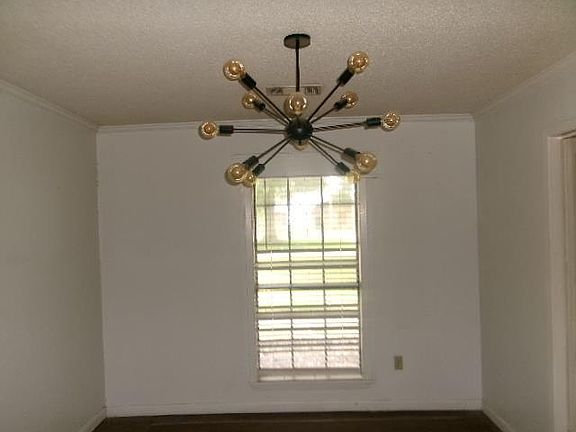 4th image of 306 N Macarthur Cir
