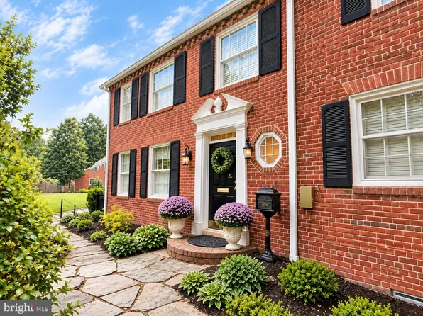 3705 Lorcom Ln, Arlington, VA 22207