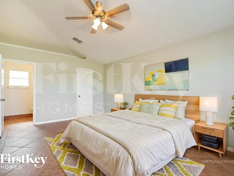 1120 NW 11th Pl — Photo 11
