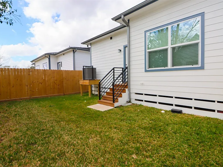 4902 Higgins St #B — Photo 36