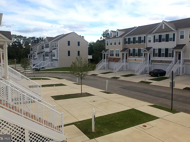 515 Ellison Dr — Photo 3