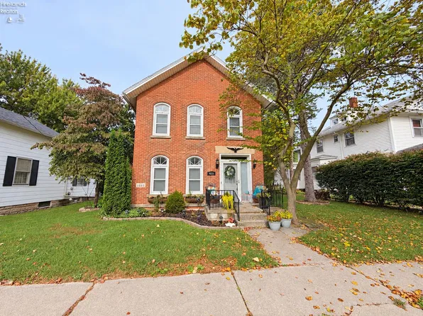423 Clinton St, Elmore, OH 43416