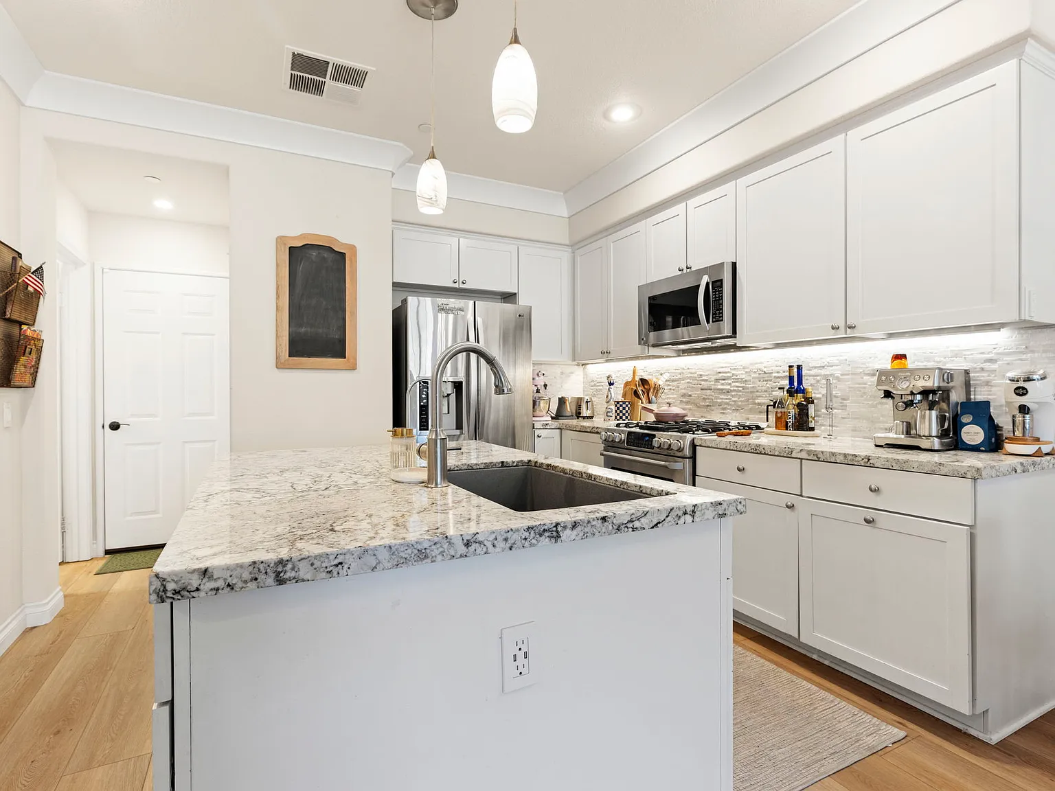 2 bed, 2.5 bath, 1327 sqft, $3,850 — Photo 3