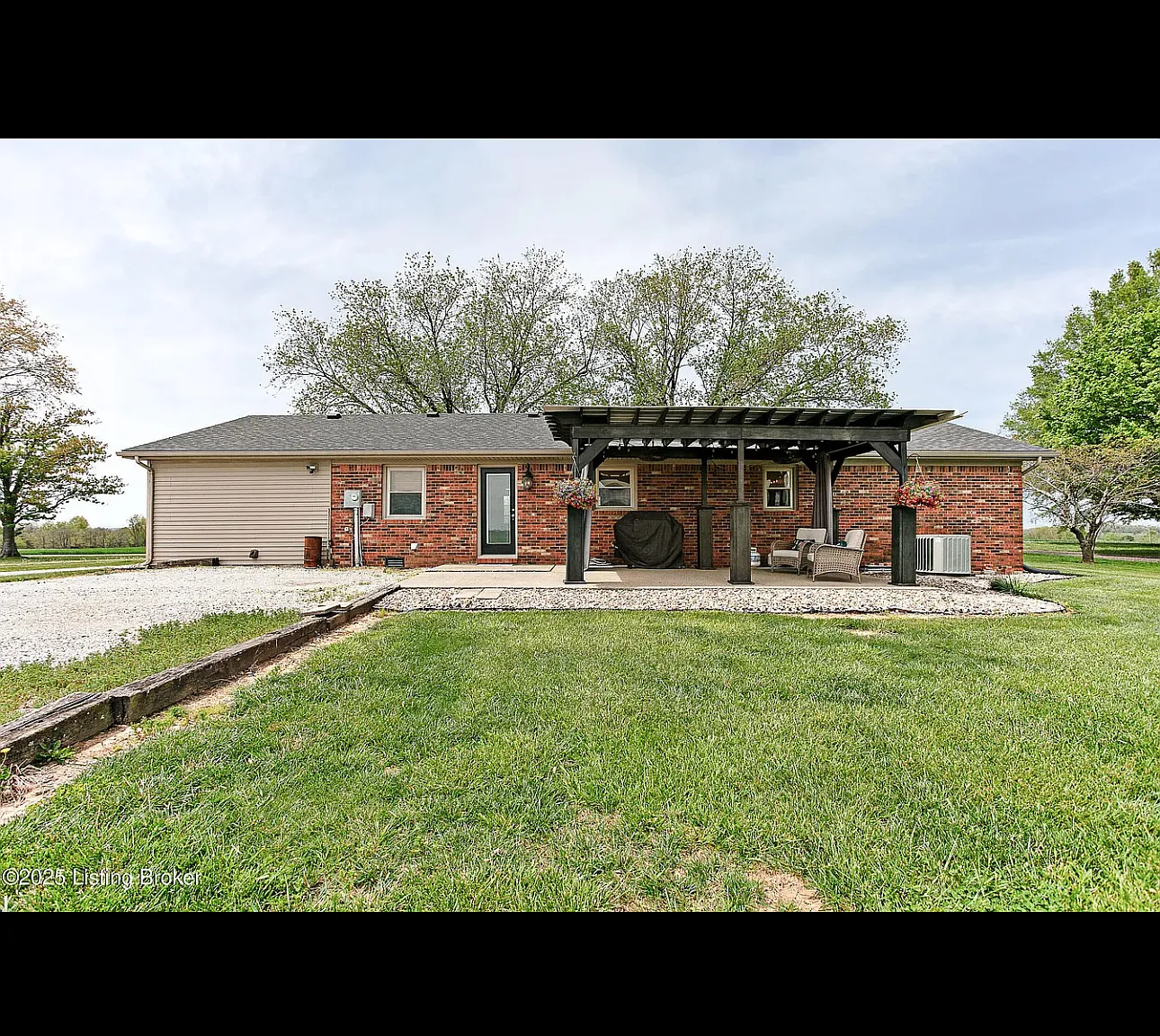 4 bed, 2.5 bath, 1915 sqft, $2,300 — Photo 2