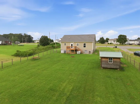 17036 Pond Cir, Bon Aqua, TN 37025