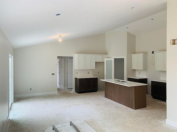 2nd image of 7115 Pinehurst Ln NE