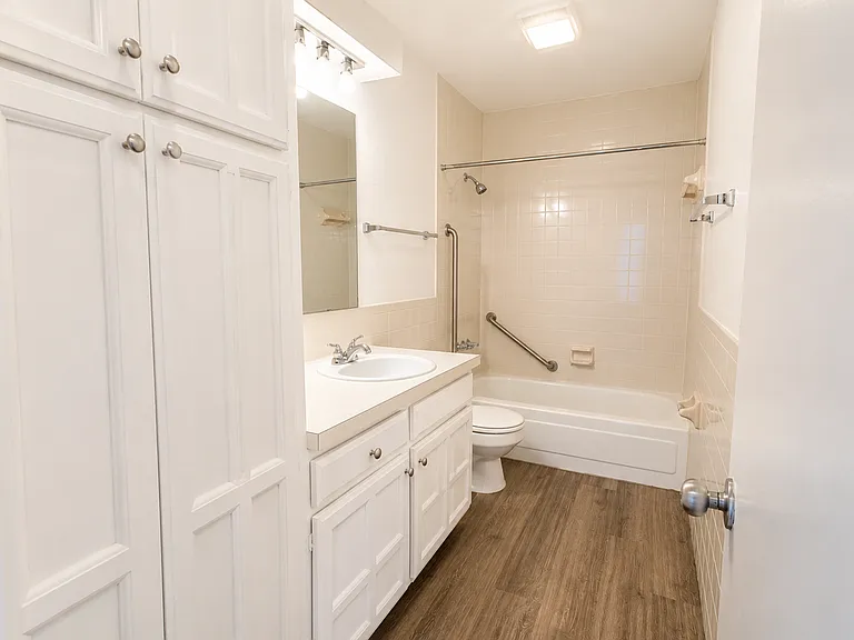 Cape Cod Apartments — Photo 36