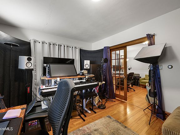 5th image of 281 Walnut St