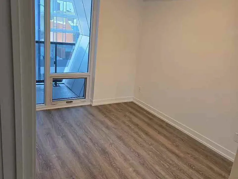 771 Yonge St W #1002 — Photo 3